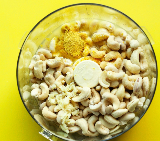 1. Этап. Вегетарианский сыр: Орехи залейте водой, закройте пленкой и оставьте на 12 часов. Вымоченные орехи положите в блендер, туда отправьте все ингредиенты, кроме укропа.