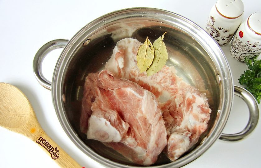 1. Этап. Борщ русский: Сначала приготовьте бульон. Мясо залейте холодной водой, добавьте лаврушку, доведите до кипения и удалите образовавшуюся пену. Убавьте огонь до минимума и варите под крышкой около 1,5 часов, пока мясо не станет мягким и не начнет отделяться от кости.