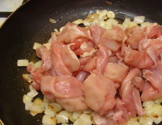 1. Этап. Гуляш из кролика с подливкой: Сливаем воду, в которой замачивалось мясо. Мясо промываем и отжимаем от лишней жидкости. Выкладываем мясо на сковороду к луку и чесноку.