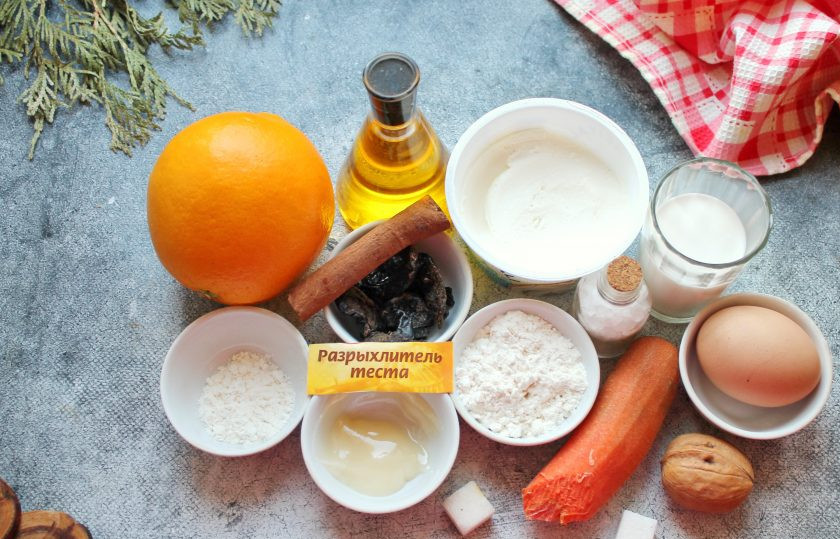 1. Этап. Морковный торт с апельсиновым курдом: Подготовьте все необходимые ингредиенты. Морковь почистите, вымойте и натрите на мелкой терке. Чернослив без косточек вымойте и обсушите бумажным полотенцем. Грецкие орехи обжарьте на сухой сковороде до легкого аромата и измельчите. Апельсины тщательно вымойте, вытрите, натрите цедру.