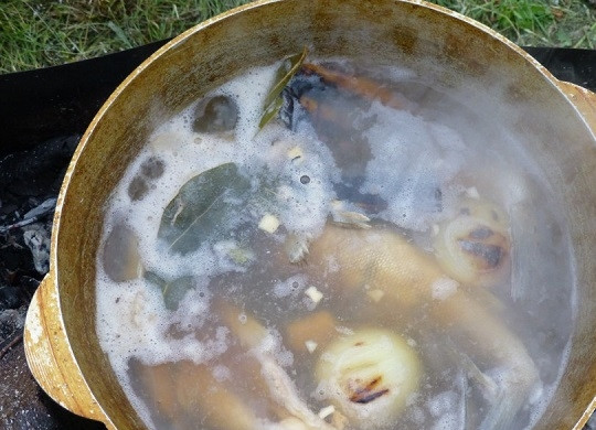 1. Этап. Уха в казане: 6. Добавьте в казан рыбку, перец по вкусу и лавровый лист для аромата. Проварите еще минут 10-12 — и все, можно подавать уху к столу. Перед подачей можно добавить немного водки. Приятного аппетита!