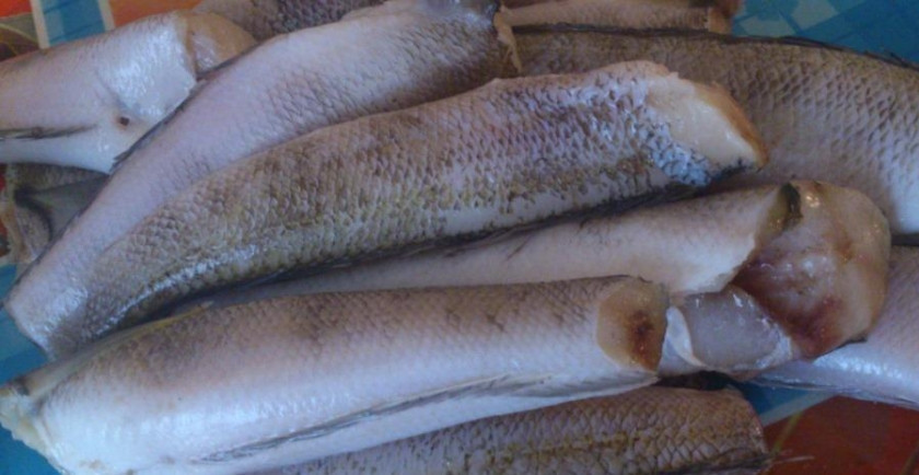 1. Этап. Вкусная жареная рыба: Если нужно, рыбу почистите от чешуи.