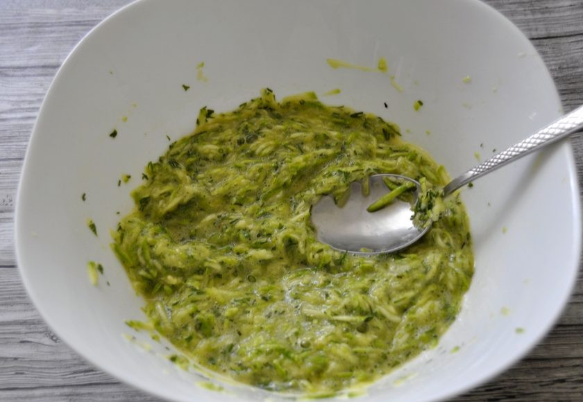 1. Этап. Кабачковые оладьи без муки: Размешайте, нагрейте сковороду.