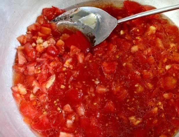 1. Этап. Заправка для рассольника с перловкой на зиму: Возьмите большую кастрюлю, сложите в неё помидоры, добавьте воду, соль, сахар, растительное масло.