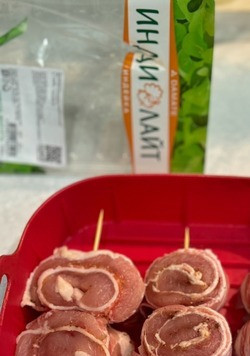 1. Этап. Шашлык из мяса индейки в аэрогриле: Выложить будущие шашлычки в форму для запекания