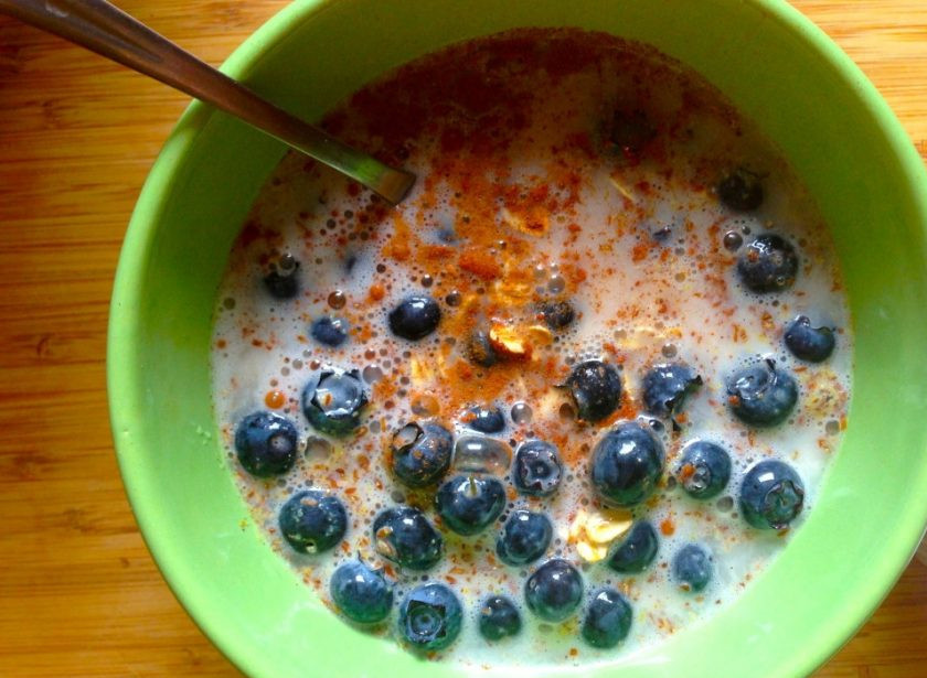 1. Этап. Здоровый завтрак для похудения: Затем добавьте ягоды и фрукты, а также влейте молоко. Всё перемешайте.