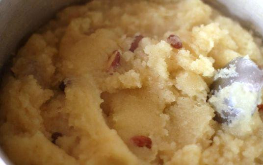 1. Этап. Халва из манки: В готовую халву добавить обжаренный изюм и орехи. Хорошенько перемешать и халва готова. Кушать ее можно как в теплом, так и в холодном виде!