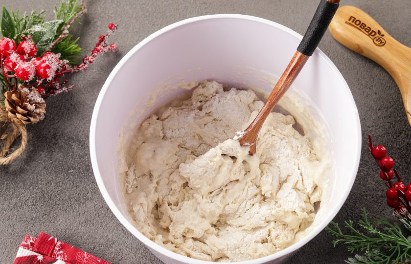 1. Этап. Новогодние пирожки Змейки: Перемешайте и продолжите замес руками. Если необходимо, в процессе добавьте ещё до 1/2 стакана муки. Готовое тесто должно быть мягкое и чуть липкое.