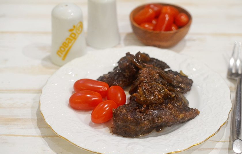 1. Этап. Печень отбивная с луком: 6. Переложите печень в сковороду, добавьте воду и тушите все вместе минут 15. Приятного аппетита!