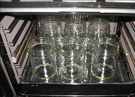 1. Этап. Клубника консервированная: Тщательно вымыть и простерилизовать банки и крышки. Для консервирования клубники лучше всего подходят 0,5-литровые и 0,7-литровые банки — время их обработки 10-15 минут.