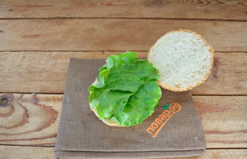 1. Этап. Бургер Овощные прятки: Промытые салатные листья выложите сверху.