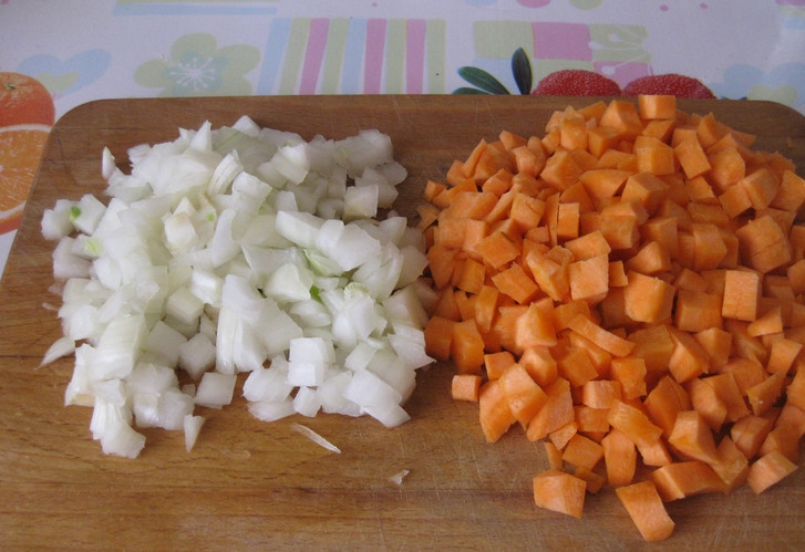 1. Этап. Чечевица с овощами: Морковь и лук очищаем и нарезаем кубиками.