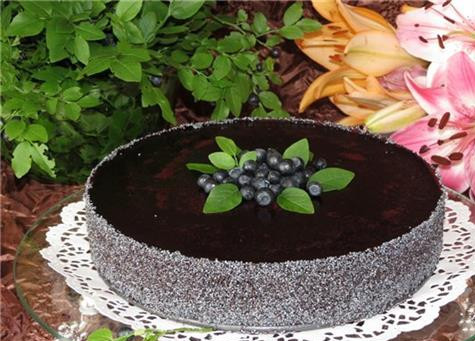 1. Этап. Чернично-маковый торт: 4. Остужаем торт. Обрезаем по кругу. Остатки торта можно измельчить и посыпать затем сверху. Шоколад растопим и поливаем торт сверху. Украшаем ягодками. Бока я обмазываю йогуртом для праздничного вида, но это не обязательно.