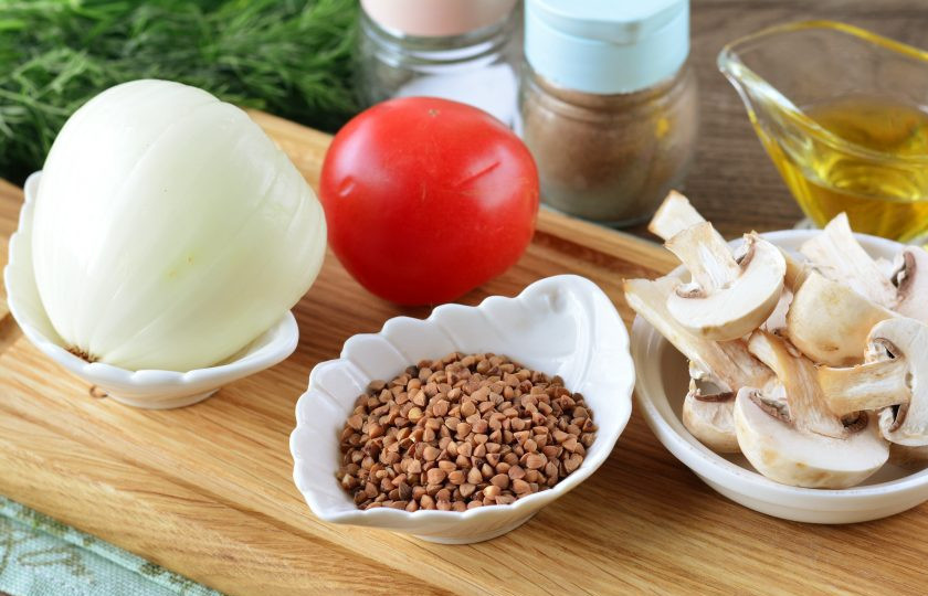 1. Этап. Гречка с грибами и помидорами: Подготовьте все ингредиенты.