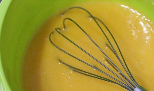 1. Этап. Тыквенные маффины с черникой: Перемешать венчиком до однородности.