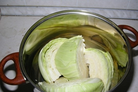 1. Этап. Капуста по-грузински: 5. Подготовьте кастрюлю нужного размера. На дно выложите треть (или половину, в зависимости от количества) капусты.