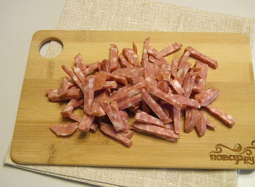 1. Этап. Салат Ришелье: 3. Колбасу копченую порежьте соломкой не слишком тонко, чтобы она чувствовалась в салате.