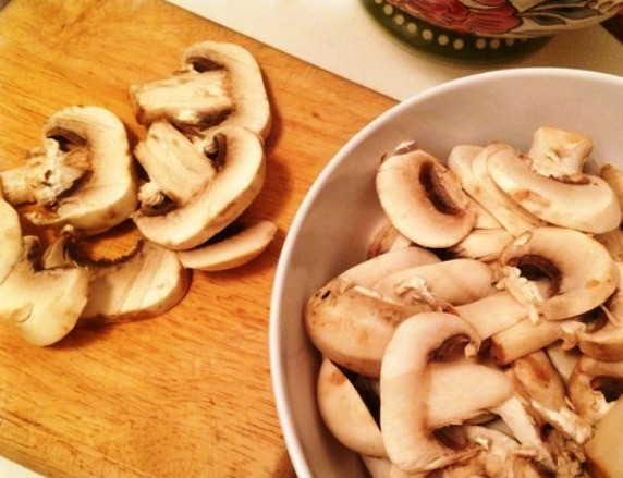 1. Этап. Салат с киноа, шпинатом и грибами: Порежьте грибы.