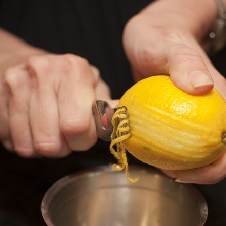 1. Этап. Фасоль стручковая жареная: 3. Лимон промойте и снимите с него цедру.