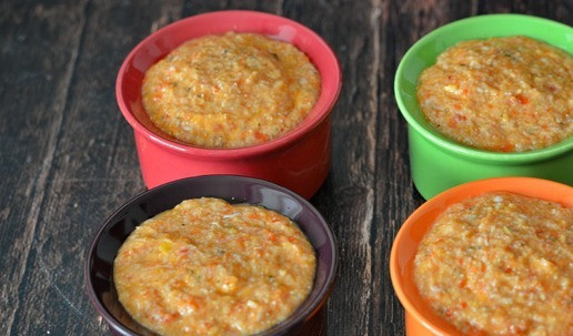 1. Этап. Мясной пудинг с полентой и овощами: Разложите фарш по порционным формочкам. Можно использовать силиконовые формочки и при подаче переложить мясной пудинг на тарелку. Или использовать керамические, и потом подать пудинг прям в них.