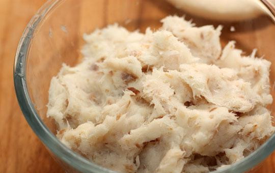 1. Этап. Суфле из трески: Измельчаем до однородности.