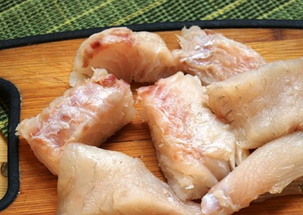 1. Этап. Пивной кляр для рыбы: Порежьте рыбу.