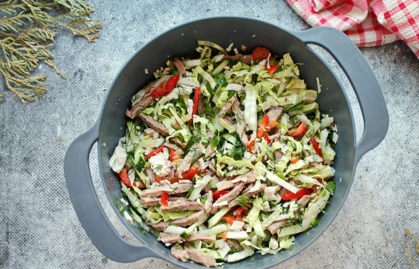 1. Этап. Салат с говяжьим языком и курицей: Салат посолите, перемешайте и заправьте майонезом. Разложите салат порционно и подавайте к столу.