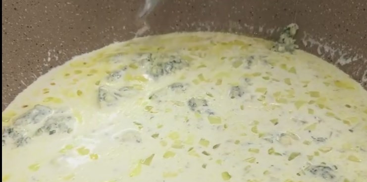 1. Этап. Сырный соус Дор Блю: 5. Залейте всё сливками. Помешивайте, чтобы сыр в них растворился. Постоянно помешивайте соус, пока он не начнет густеть.