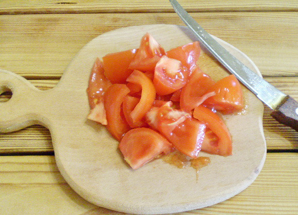 1. Этап. Салат к шашлыку: 2. Помидоры крупно нарезать.