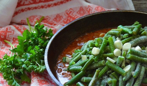 1. Этап. Гуляш со стручковой фасолью: Добавить стручковую фасоль, слайсы 1 зубка чеснока, перемешать. Тушить ещё 10 минут.