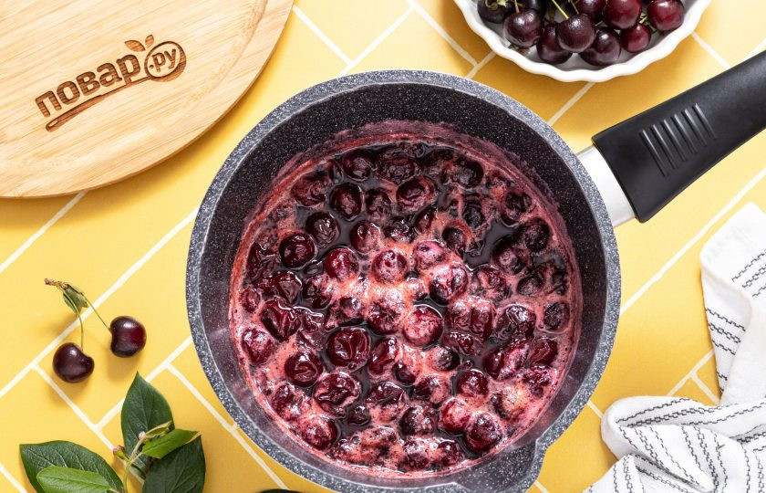 1. Этап. Вишневое варенье с ромом: Доведите до кипения и варите на слабом огне 10 минут. Пенку, которая будет образовываться в процессе варки, снимайте ложкой.