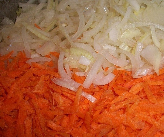 1. Этап. Салат с бобами на зиму: 2. Очистите лук, нарежьте его тонкими полукольцами. Морковь вымойте, очистите и натрите на терке.