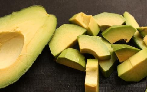 1. Этап. Лосось с соусом из авокадо: Авокадо очистить и нарезать на небольшие кусочки.