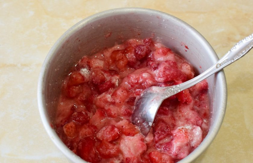 1. Этап. Медовик с клубникой и сметанным кремом: Для клубничной начинки смешайте нарезанную клубнику с сахаром и крахмалом. Поставьте на огонь и доведите до кипения.