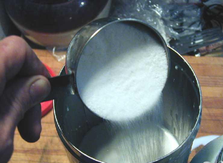 1. Этап. Самое простое сливочное мороженое: 2 . Для самостоятельного приготовления сливок держите в холодильнике молоко в бутыли в течение 4-6 дней, а после не взбалтывая вытащите его и снимите сливки ложкой.