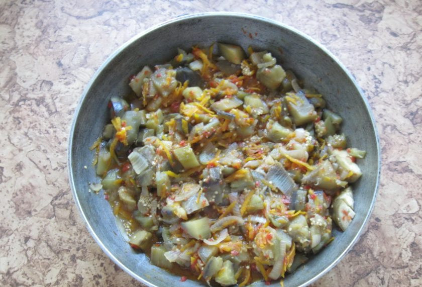 1. Этап. Баклажанная икра жареная: Накройте сковороду крышкой и жарьте икру на среднем огне, часто перемешивая, до готовности всех овощей 30-40 минут.