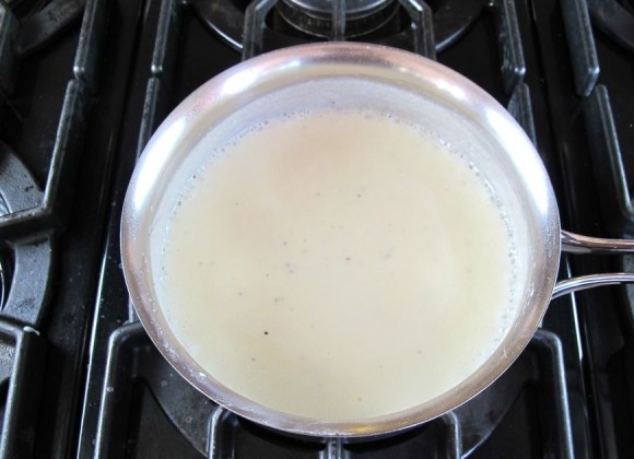 1. Этап. Гратен из цветной капусты: 3. В соус постепенно вводите молоко, помешивая. Прогрейте пару минут на среднем огне, постоянно мешайте деревянной ложечкой. Ни в коем случае не дайте соусу закипеть!