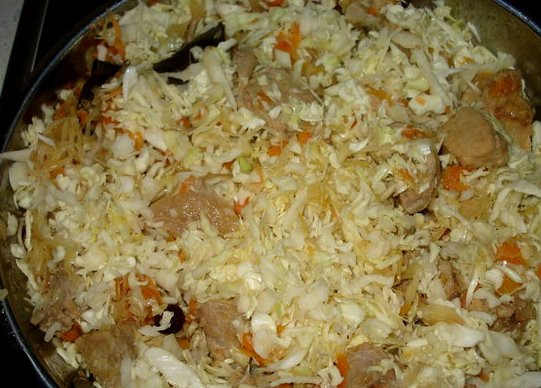 1. Этап. Бигус с черносливом: По истечении времени выкладываем ее на сковородку к остальным ингредиентам. Если сразу вся не влезет, то добавляем капусту в два захода, как только первая партия немного утушится. Солим и перчим по вкусу, перемешиваем все и тушим блюдо в течение часа на медленном огне.