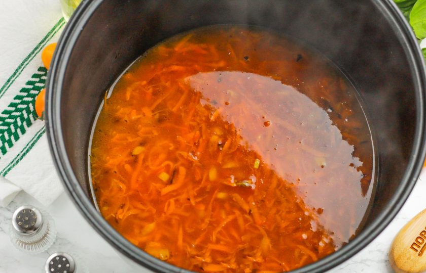 1. Этап. Замороженные фаршированные перцы в мультиварке: Влейте кипяток и включите режим 