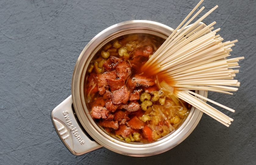 1. Этап. Суп с соевым мясом: После этого добавьте лапшу обжаренное соевое мясо. Варите суп до полной готовности лапши (3-10 минут).