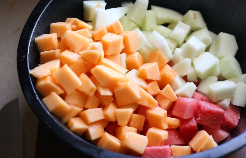 1. Этап. Салат из дыни и арбуза: Все фрукты складываем в одну большую миску.