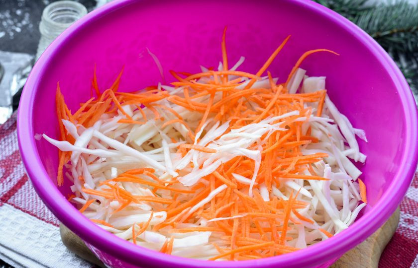 1. Этап. Капуста на зиму в банках: Всыпьте соль, сахар, перец горошком, хорошо перемешайте и разотрите руками, чтобы выступил сок.