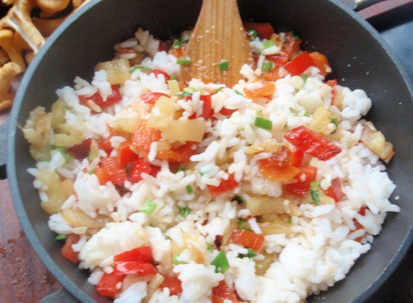 1. Этап. Постный плов с овощами: Затем слегка проваренный рис добавьте к овощам, влейте соус соевый (можете добавить больше, если вам нравится), а также табаско. Посолите и поперчите, добавьте приправы.