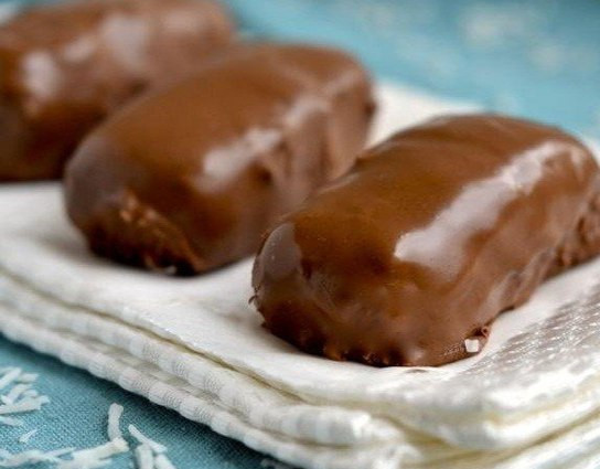 1. Этап. Конфеты Баунти: Дать шоколаду застыть.