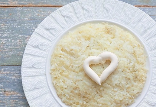 1. Этап. Салат с тунцом Новогодний шар: Для оформления салата лучше использовать большую круглую тарелку. Картофель заранее отварить в мундире, остудить, очистить от кожуры, натереть на крупной тёрке, смазать майонезом.