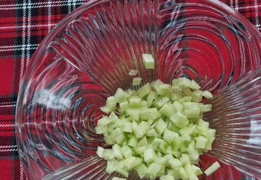 1. Этап. Салат с авокадо Мозаика: Нарезать кубиками среднего размера огурец,