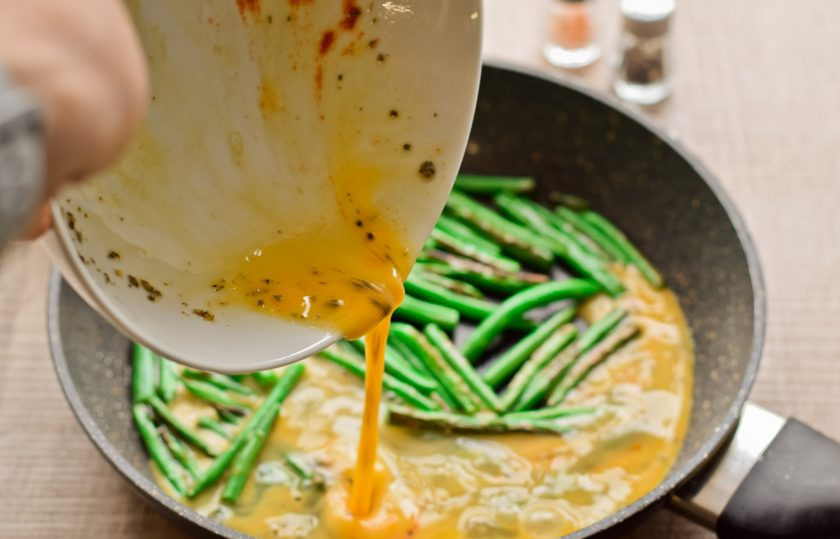 1. Этап. Спаржевая фасоль в яйце с сыром: Теперь огонь сделайте больше, влейте яйца и сразу активно перемешивайте, чтобы фасоль была в яйце. Готовьте в течение нескольких минут.