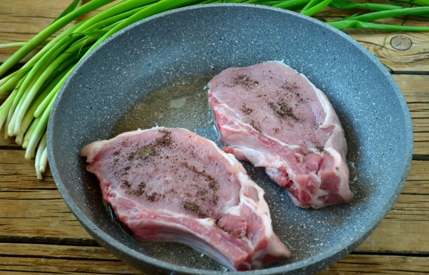 1. Этап. Отбивная из свинины на косточке: За это время хорошенько прогрейте сковороду с небольшими количеством масла. Выложите на него мясо. Очень важно выкладывать мясо именно на горячую сковороду, тогда сразу образуется корочка, которая не даст мясу потерять сок.