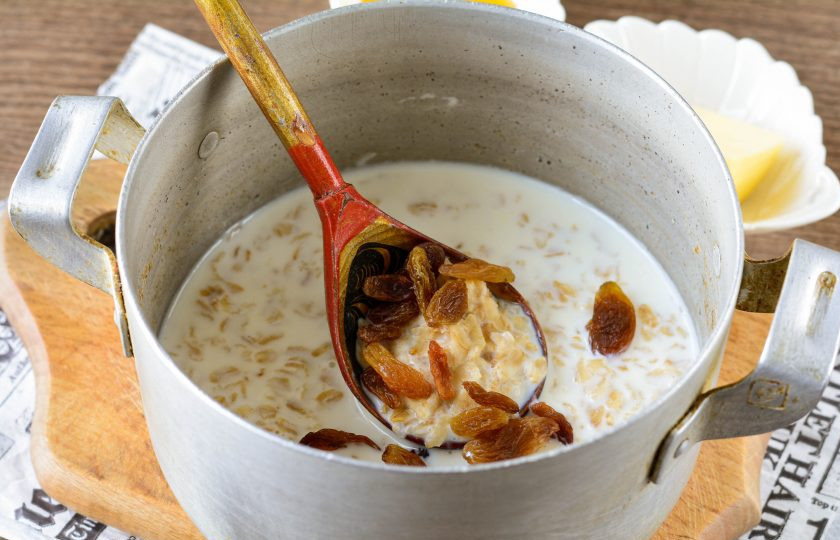 1. Этап. Каша на завтрак: Выключите огонь, добавьте в кашу промытый и высушенный изюм.