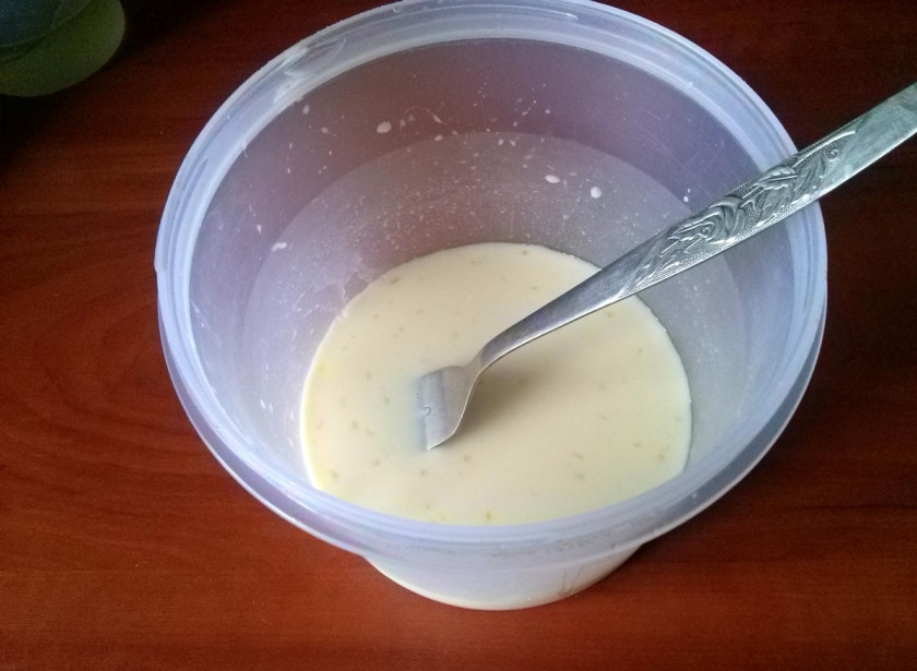 1. Этап. Ляваш: 2. Начинаем, естественно, с теста. Вливаем в миску стакан холодного молока, туда же вбиваем пару яиц. Перемешиваем.